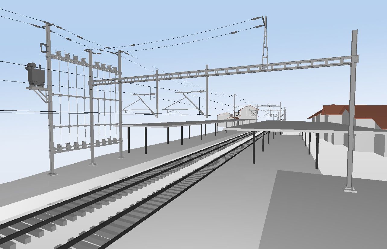 Eine digitale Darstellung eines Bahnhofs mit mehreren elektrischen Leitungen und Masten über den Gleisen. Die Bahnsteige befinden sich rechts und links der Gleise. Im Hintergrund sind einige Gebäude mit roten Dächern unter einem klaren blauen Himmel zu sehen.